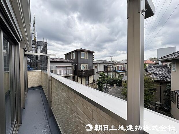 <バルコニー>東南向きで陽当たり良好です。