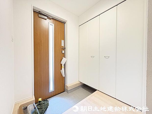 <玄関>靴をすっきりと収納できる大きなシューズボックスも便利です。
