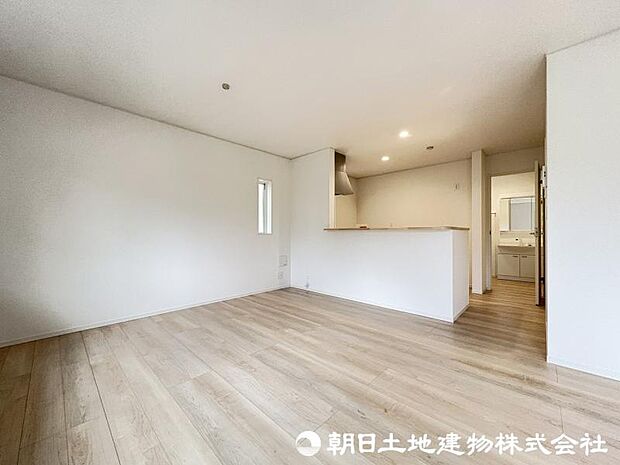 <ダイニング>対面キッチン前の広いダイニングスペースです。