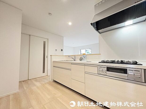 <キッチン>お料理中も会話が弾む明るい対面キッチンです。