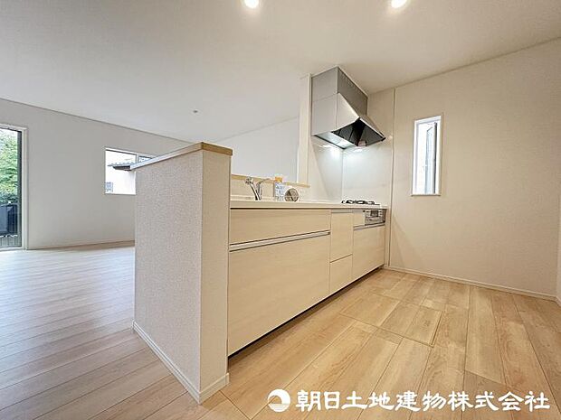 <キッチン>冷蔵庫や食器棚を置いても広い家事スペースを確保しています。