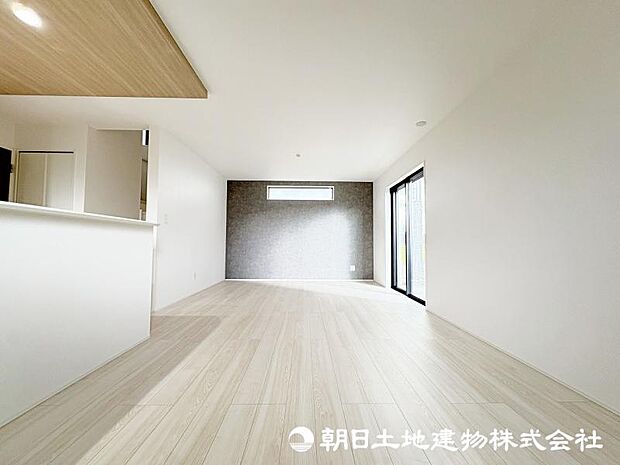 ＜リビング＞LDK18帖。アクセントクロスを採用したオシャレなリビングです