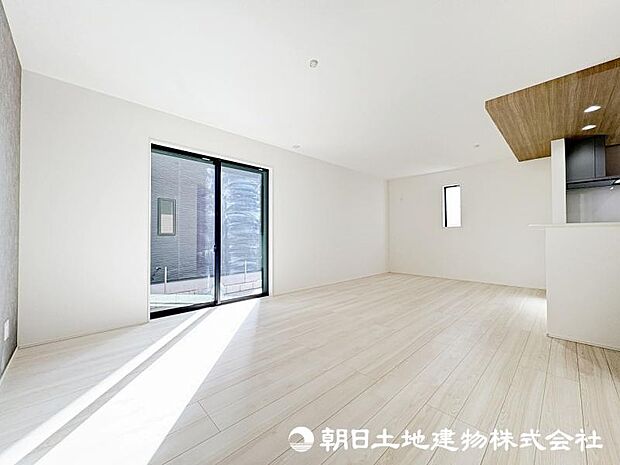 ＜リビング＞南側に大きな窓があり、陽当たり良好です