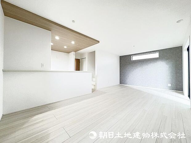 ＜リビング＞対面キッチンですので、炊事中の家族の会話がひろがります