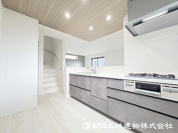 ＜キッチン＞大容量の引出式の、スッキリとしたキッチンです