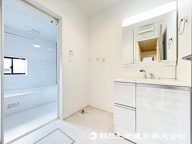 ＜洗面所＞ホワイトを基調とした清潔感のある洗面所。洗面台は三面鏡になっています