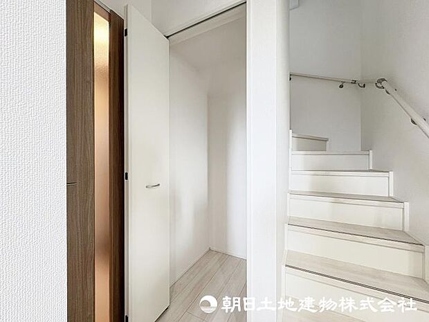 ＜パントリー＞キッチン脇に、ストック品やお掃除用具を仕舞えるパントリーがございます