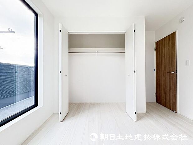 ＜クローゼット＞枕棚とパイプハンガー付きで、天井までたっぷり収納できます