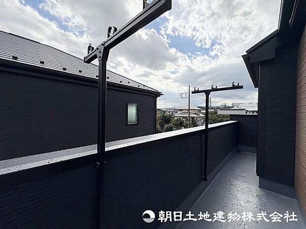 ＜バルコニー＞2室から出入りできる、ワイドなバルコニーです