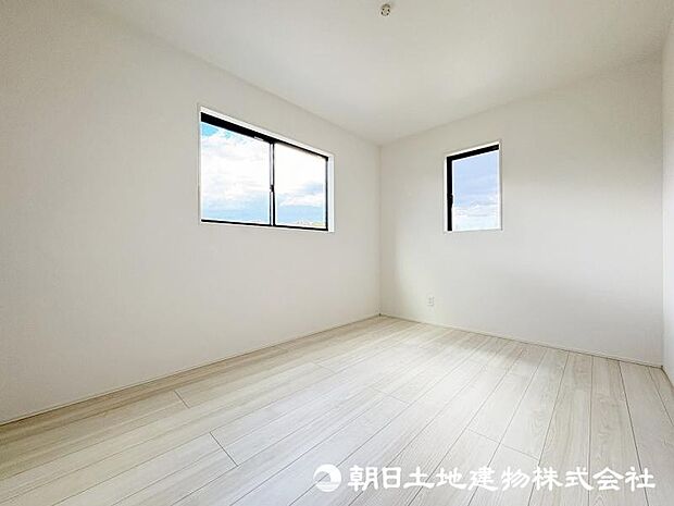 ＜洋室＞全居室が2面採光で明るく、クローゼットがございます
