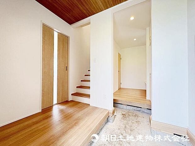 <玄関>玄関からリビングへ、玄関から洗面所へ、2WAYになっています