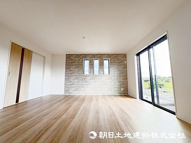 <リビング>モダンなアクセントクロスを採用したオシャレなリビングです