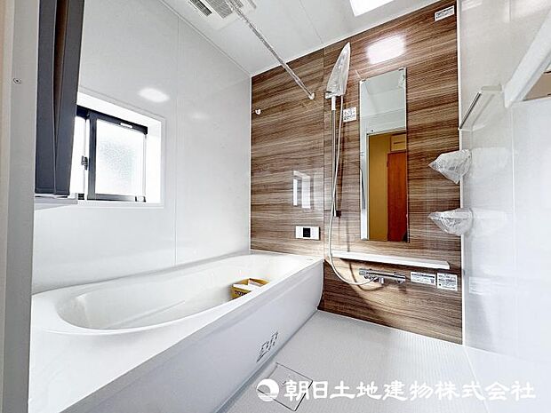 <バスルーム>1坪タイプの浴室。浴槽で足をのばしてくつろぐことができます