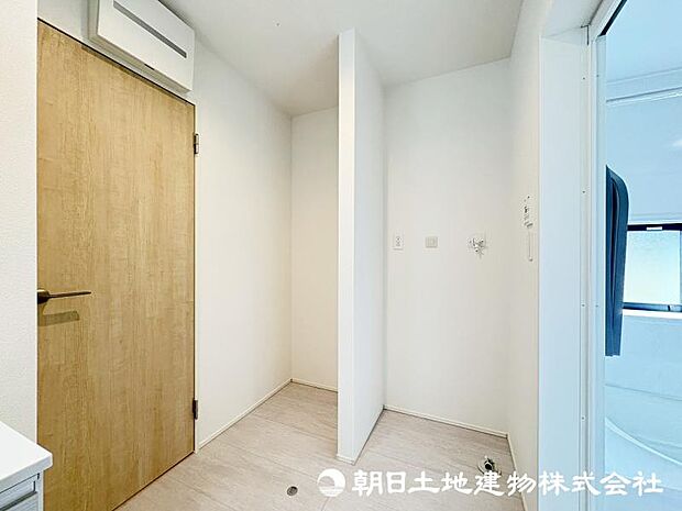 <洗面所>洗面所内に、タオルや着替え等を仕舞う収納を置けるスペース付です