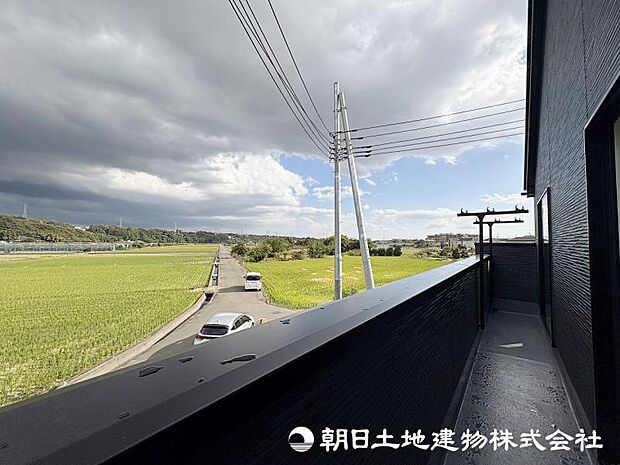 <バルコニー>2室から出入りできる、ワイドなバルコニーです