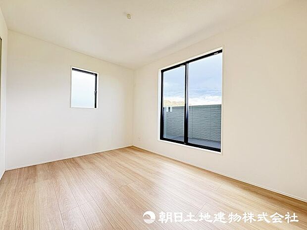 <洋室>全居室が二面採光で明るく、クローゼット付です