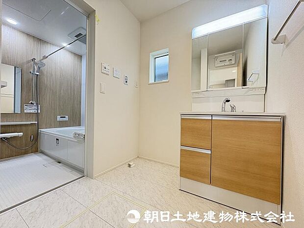 ＜洗面室＞キッチン横から使えて家事動線がスムーズです。