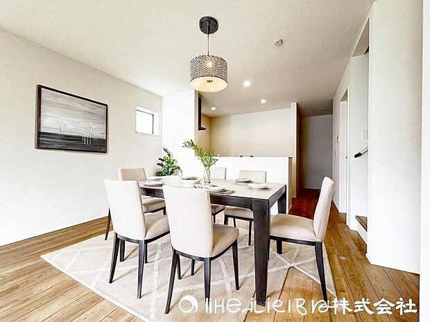 ＜ダイニング＞対面キッチン前の広いダイニングスペースでお食事を召し上がっていただけます。（家具イメージ）