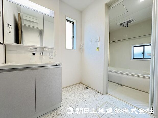 ＜洗面室＞キッチン背面から使え家事動線がスムーズです。