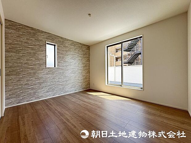 ＜主寝室＞バルコニーに面した明るい洋室7.5帖です。