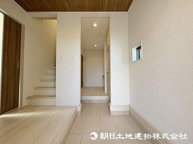 <玄関>広々として開放的な玄関です。玄関からリビング、玄関から洗面所、2WAYで利用できます