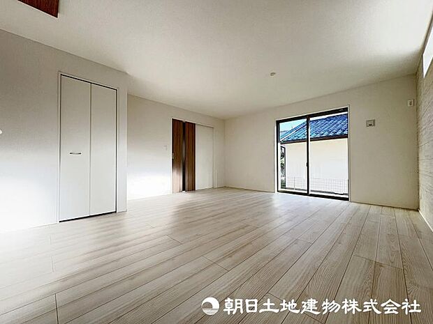 <リビング>広々18帖のLDKです。リビングに収納があり便利です