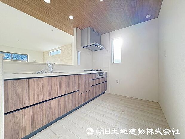 <キッチン>カップボード等を置いてもゆとりがある広さですので、ご夫婦やお子様と一緒に料理を楽しむことができます
