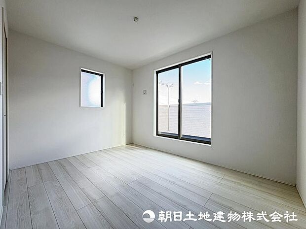 <洋室>全居室が二面採光で、明るいお部屋です