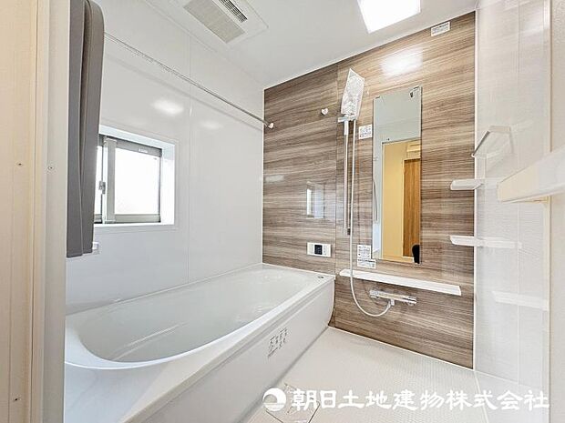 <バスルーム>1坪タイプの浴室です。浴槽でゆったりと足をのばしてくつろぐことができます
