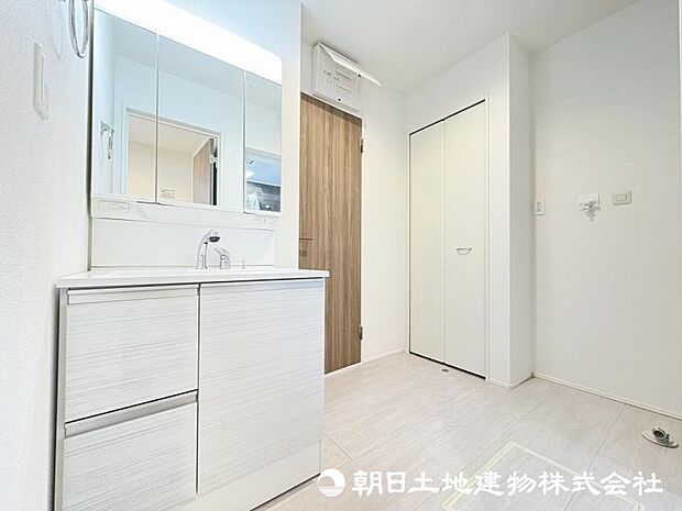 <洗面所>ホワイトを基調とした、清潔感のある洗面所です