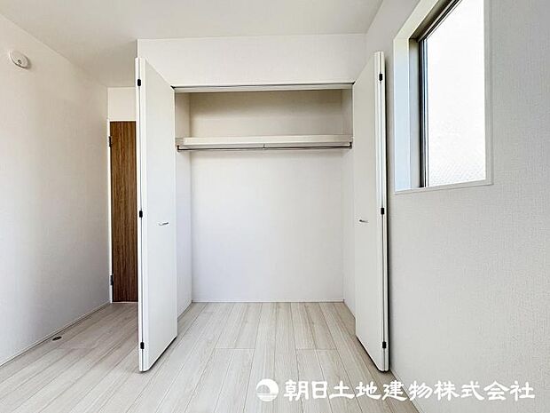 <クローゼット>枕棚とパイプハンガー付きで、天井までたっぷり収納できます