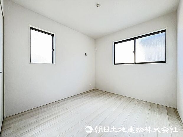 <洋室>断熱性の高いペアガラスを使用しています