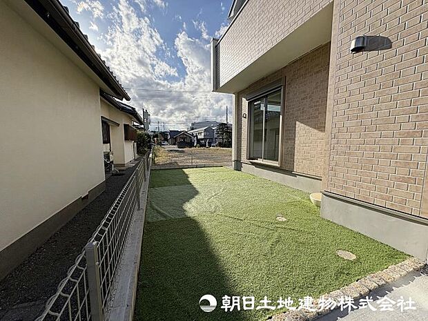 <庭>お庭は道路から離れておりますので、お子様のプールなど、気兼ねなく遊ばせることができます