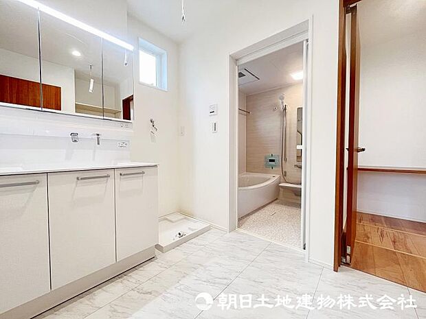 ＜洗面室＞ウォークスルー洗面室＆パントリーで家事動線がスムーズです。