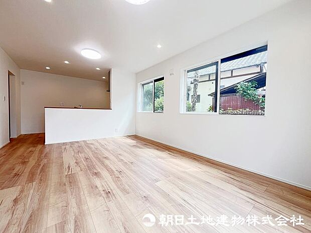 ＜ダイニング＞対面キッチン前の広いダイニングスペースです。