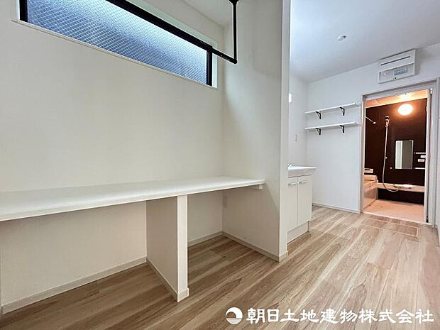 ＜洗面室＞家事に便利なカウンター付の広いランドリールームです。