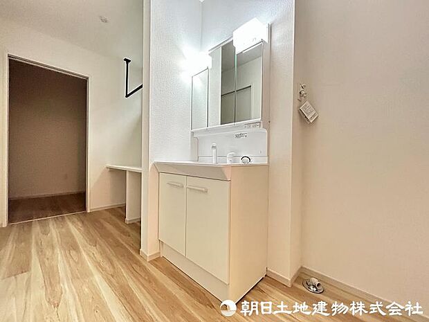 ＜洗面室＞ご家族で使えるファミリークローゼットも便利です。