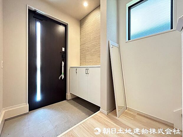 ＜玄関＞お出かけ前の身だしなみをチェックできるミラー付きです。