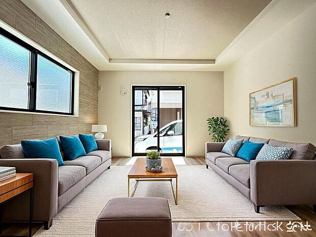 ＜リビング＞折り上げ天井がお洒落なリビング空間でお寛ぎいただけます。（家具イメージ）