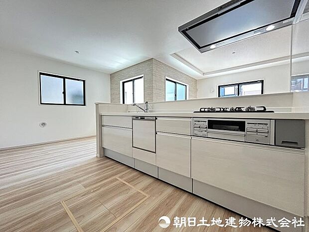 ＜キッチン＞家事動線がスムーズなアイランドキッチンが魅力です。