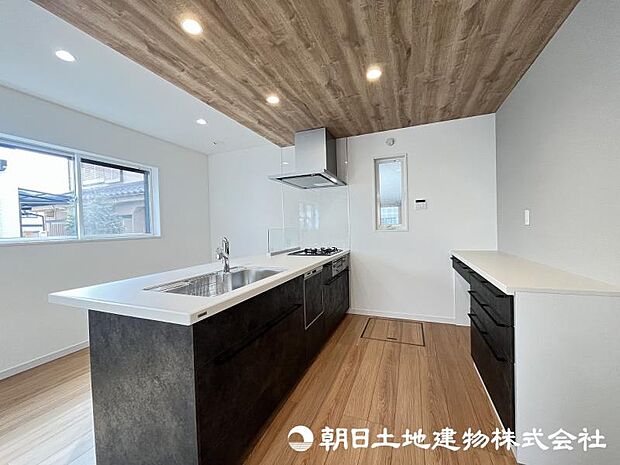 ＜キッチン＞広い家事スペースを確保していますのでご夫婦でのお料理も楽しめます。