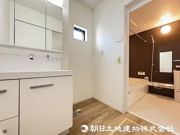 <洗面室>キッチン横から使え家事動線がスムーズです。