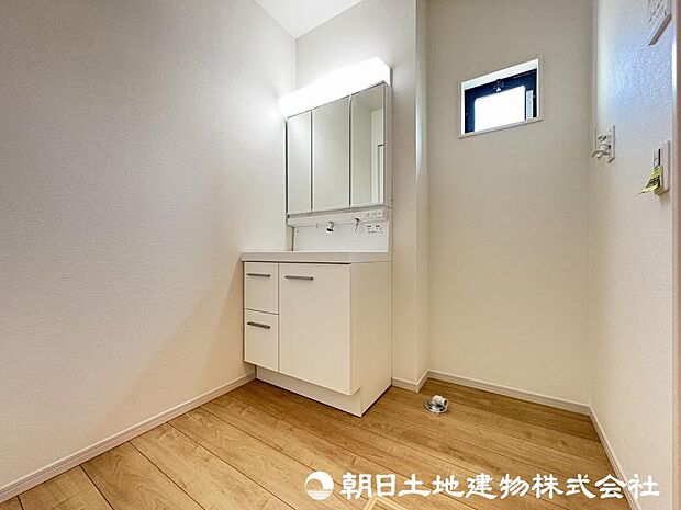 <洗面台>すっきりと収納ができる三面鏡タイプの洗面台です。