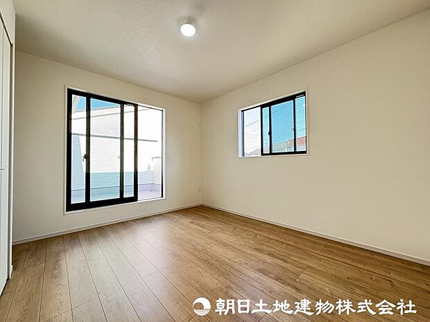 <洋室>バルコニーに面した明るい洋室6.8帖です。