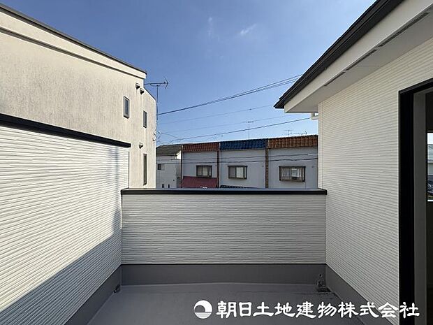 <バルコニー>広いバルコニーでお洗濯物をゆったりと干せます。