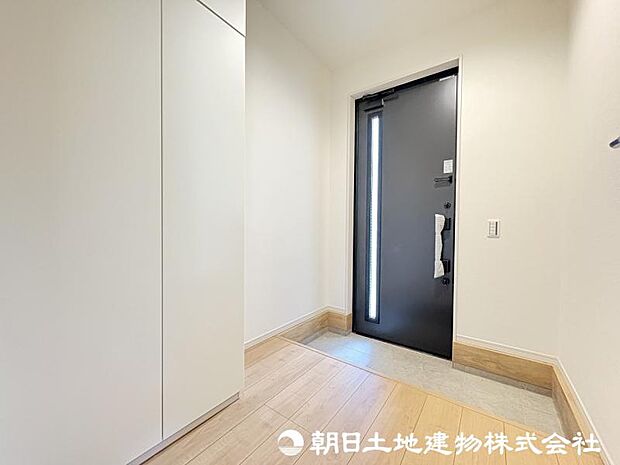 <玄関>靴をすっきりと収納できるシューズボックス付きです。