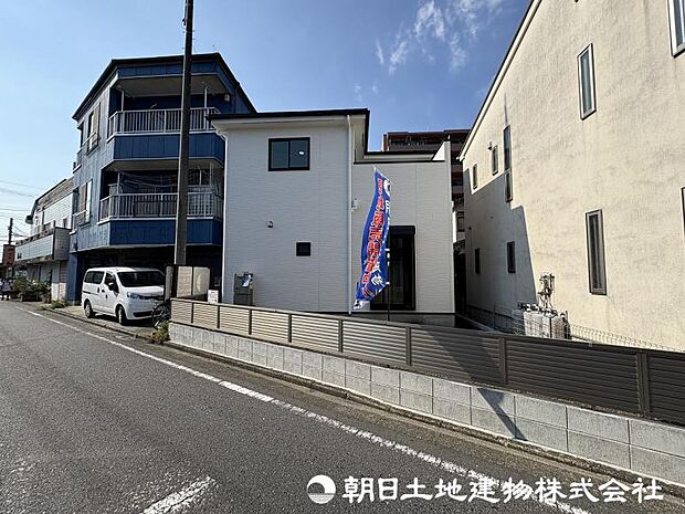 <外観>東南・北西の両面道路に面して開放感があります。