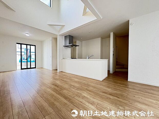 <リビング>吹き抜け上部の窓から光が降り注ぐ明るいLDK24帖です。