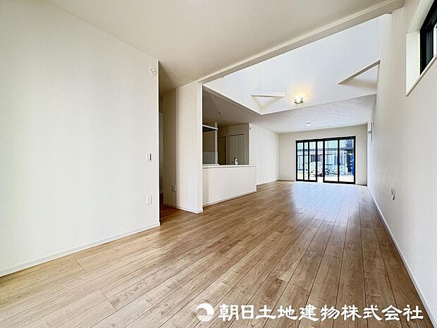 <リビング>リビングとダイニングには足元から温まる床暖房を完備しています。