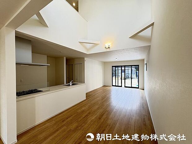 <ダイニング>対面キッチン前の広いダイニングでお食事を召し上がっていただけます。